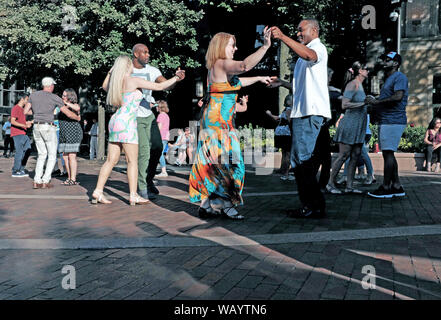 Diverse coppie danza a samba durante il Playhouse Square 'Dancing sotto le stelle" programma estivo in Cleveland, Ohio, USA. Foto Stock