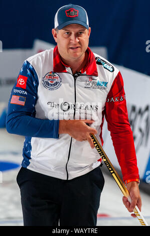 Raleigh, North Carolina, Stati Uniti d'America. Il 22 agosto, 2019. Agosto 22, 2019 Ã Raleigh, North Carolina, USA - JOHN SHUSTER degli Stati Uniti in azione durante la notte di Curling in America al Raleigh Ice Plex. Notte di Curling in America in primo piano Membri dell'U.S. MenÃs olimpico medaglia d oro team dal 2018 Olimpiadi invernali in Corea del Sud degli Stati Uniti team womenÃs, nonché squadre provenienti da Italia, Giappone e Scozia, Agosto 22-24, 2019. Credito: Timothy L. Hale/ZUMA filo/Alamy Live News Foto Stock