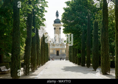 MADRID, Spagna - 23 Aprile 2018: il sentiero che conduce alla parte posteriore del monumento al re Alfonso XII nel Parco del Retiro di Madrid, Spagna. Foto Stock