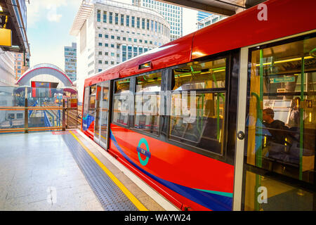 London, Regno Unito - 21 Maggio 2018: la Docklands Light Railway (DLR) è un sistema automatizzato di metropolitana leggera di sistema aperto nel 1987 per servire raggiunge la Dockland area Foto Stock