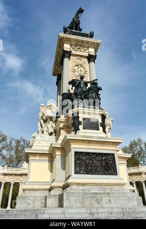 MADRID, Spagna - 23 Aprile 2018: vista anteriore del piedistallo principale del monumento al re Alfonso XII nel Parco del Retiro di Madrid, Spagna. Foto Stock