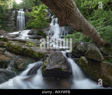 Twin Falls / Reedy Cove cade / Eastatoe cade. Scenic accesso del pubblico le cascate di Pickens County, Carolina del Sud. Una popolare destinazione per un breve n Foto Stock