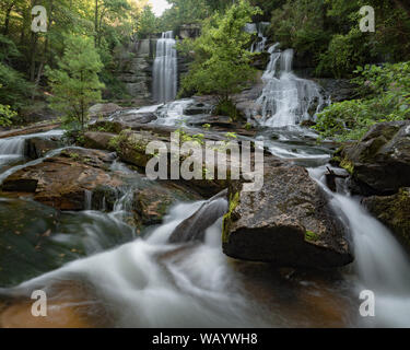 Twin Falls / Reedy Cove cade / Eastatoe cade. Scenic accesso del pubblico le cascate di Pickens County, Carolina del Sud. Una popolare destinazione per un breve n Foto Stock