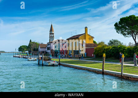 La torre della chiesa di Chiesa di San Michele Arcangelo di Mazzorbo, da fondamenta di Santa Caterina, Mazzorbo isola, Laguna Veneta, Italia Foto Stock