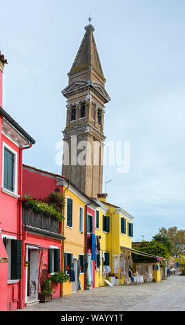 Il campanile pendente (torre campanaria della chiesa di San Martino, dal Rio Terrà del Pizzo, Burano, Laguna Veneta, Italia Foto Stock