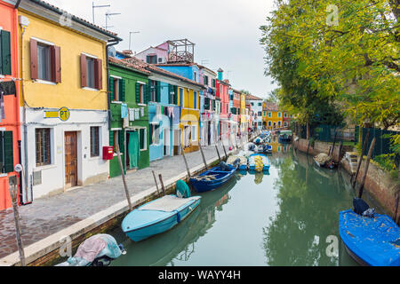 Case vivacemente colorate sulla Fondamenta Terranova, a fianco del Rio Terranova canal, Burano, Laguna Veneta, Italia Foto Stock