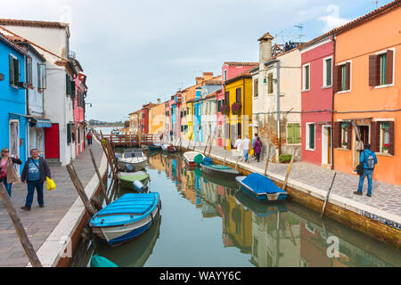 Case vivacemente colorate sulla Fondamenta Cao di Rio e a destra (a destra), a fianco del Rio Terranova canal, Burano, Laguna Veneta, Italia Foto Stock