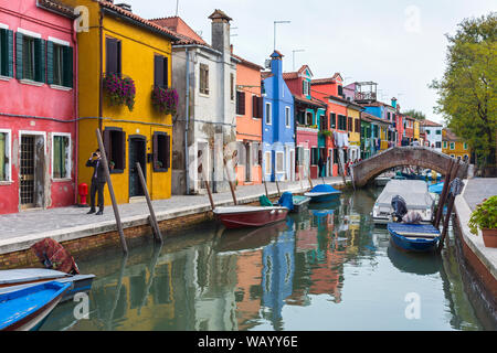 Case vivacemente colorate sulla Fondamenta Cao di Rio e a destra accanto al Rio Terranova canal, Burano, Laguna Veneta, Italia Foto Stock