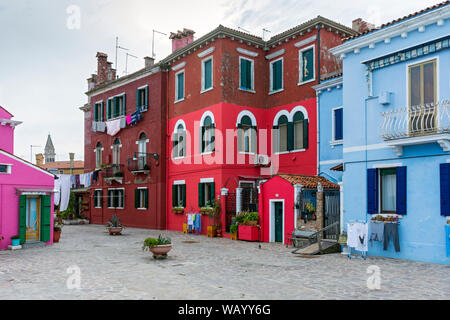 Case vivacemente colorate sull isola di Burano, Laguna Veneta, Italia Foto Stock