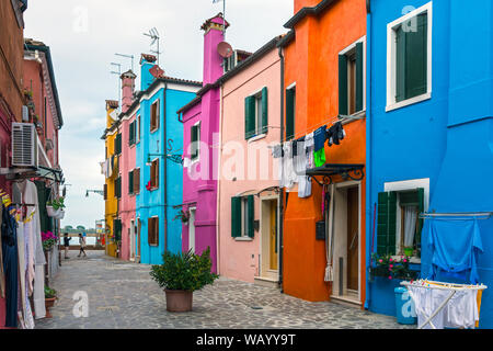 Case vivacemente colorate sull isola di Burano, Laguna Veneta, Italia Foto Stock