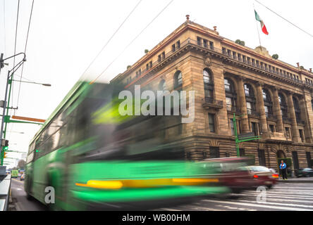 Città del Messico alameda central street fotografie con lunghi tempi di esposizione con autobus verde passante Foto Stock