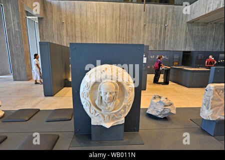 Vista interna di architettura e visualizza con artefatti da antichi Troy presso il Museo di Troy in Canakkale, Turchia Foto Stock