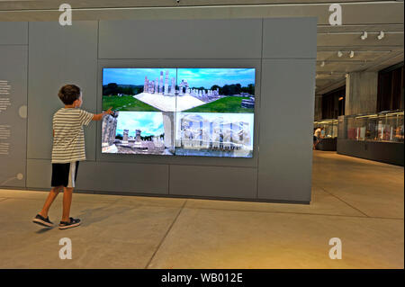 Un giovane ragazzo guarda il display retroilluminato presso il Museo di Troy in Turchia Foto Stock