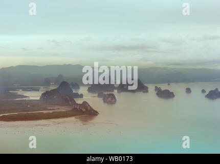 Antenna bellissima laguna mare oceano paesaggio arrotondata con montagne in Isola di Phuket Thailandia Foto Stock