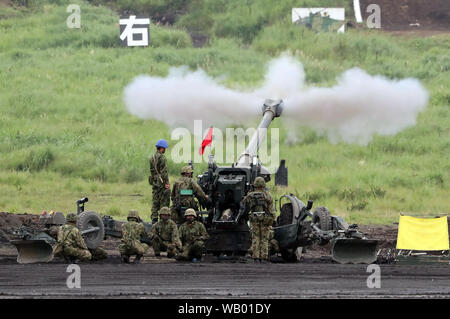 Gotemba, Giappone. Il 22 agosto, 2019. In Giappone il terreno Forze di autodifesa soldati sparano un obice durante un annuale esercizio militare all'Higashi Fuji poligono di tiro in Gotemba al piede di Mt. Fuji a Shizuoka ptefecture giovedì 22 agosto, 2019. Il trapano annuale comporta alcuni 2.400 personnels e 80 carri armati e veicoli blindati. Credito: Yoshio Tsunoda/AFLO/Alamy Live News Foto Stock