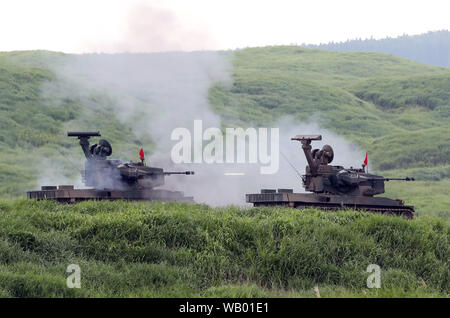 Gotemba, Giappone. Il 22 agosto, 2019. In Giappone il terreno Forze di autodifesa semoventi aerei anti incendio pistole durante un annuale esercizio militare all'Higashi Fuji poligono di tiro in Gotemba al piede di Mt. Fuji a Shizuoka ptefecture giovedì 22 agosto, 2019. Il trapano annuale comporta alcuni 2.400 personnels e 80 carri armati e veicoli blindati. Credito: Yoshio Tsunoda/AFLO/Alamy Live News Foto Stock