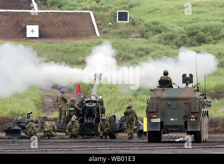 Gotemba, Giappone. Il 22 agosto, 2019. In Giappone il terreno Forze di autodifesa soldati sparano un obice durante un annuale esercizio militare all'Higashi Fuji poligono di tiro in Gotemba al piede di Mt. Fuji a Shizuoka ptefecture giovedì 22 agosto, 2019. Il trapano annuale comporta alcuni 2.400 personnels e 80 carri armati e veicoli blindati. Credito: Yoshio Tsunoda/AFLO/Alamy Live News Foto Stock
