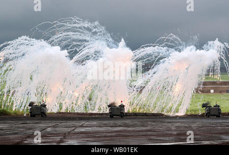 Gotemba, Giappone. Il 22 agosto, 2019. In Giappone il terreno Forze di autodifesa serbatoi di muoversi tra un ombrello di barrage durante un annuale esercizio militare all'Higashi Fuji poligono di tiro in Gotemba al piede di Mt. Fuji a Shizuoka ptefecture giovedì 22 agosto, 2019. Il trapano annuale comporta alcuni 2.400 personnels e 80 carri armati e veicoli blindati. Credito: Yoshio Tsunoda/AFLO/Alamy Live News Foto Stock