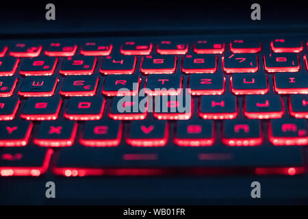 Tastiera del computer con retroilluminazione rossa al buio Foto Stock