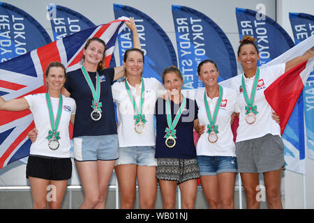 Kanagawa, Giappone. Credito: MATSUO. Il 22 agosto, 2019. (L-R) Eilidh mcintyre & Hannah Mills (GBR), Aloise Retornaz & Camille Lecointre (FRA), Agnieszka Skrzypulec & Jolanta Ogar (POL) Vela : PRONTO STEADY TOKYO - Barca a Vela donna due persona Dinghy - 470 cerimonia di premiazione in Enoshima Porto degli Yacht di Kanagawa, Giappone. Credito: MATSUO .K AFLO/sport/Alamy Live News Foto Stock
