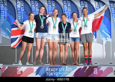 Kanagawa, Giappone. Credito: MATSUO. Il 22 agosto, 2019. (L-R) Eilidh mcintyre & Hannah Mills (GBR), Aloise Retornaz & Camille Lecointre (FRA), Agnieszka Skrzypulec & Jolanta Ogar (POL) Vela : PRONTO STEADY TOKYO - Barca a Vela donna due persona Dinghy - 470 cerimonia di premiazione in Enoshima Porto degli Yacht di Kanagawa, Giappone. Credito: MATSUO .K AFLO/sport/Alamy Live News Foto Stock