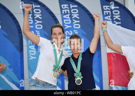 Kanagawa, Giappone. Credito: MATSUO. Il 22 agosto, 2019. Aloise Retornaz & Camille Lecointre (FRA) Vela : PRONTO STEADY TOKYO - Barca a Vela donna due persona Dinghy - 470 cerimonia di premiazione in Enoshima Porto degli Yacht di Kanagawa, Giappone. Credito: MATSUO .K AFLO/sport/Alamy Live News Foto Stock