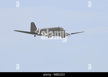 Un Dakota C-47 del Battle of Britain Memorial Flight fa passare lungo il lungomare di Eastbourne internazionale, Airshow (Airbourne). T Foto Stock