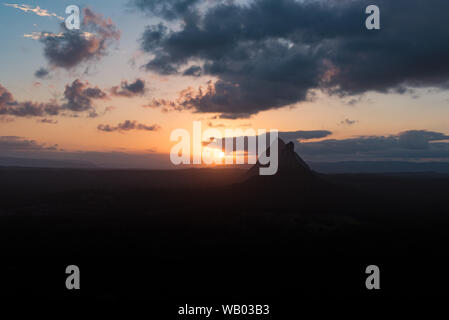 Tramonto sulla casa di vetro montagne Foto Stock