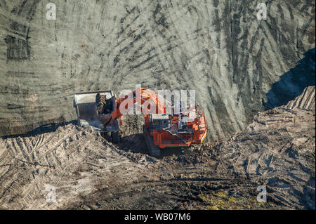 La pala di carico carrello gigante con bitume minerale ricca all orizzonte CNRL le operazioni di data mining vicino a Fort McKay, Alberta, Canada. Foto Stock