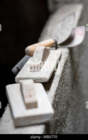 Cazzuola - Mansion strumento utilizzato per intonaco mattone con cemento, realizzati in legno e ferro. Foto Stock