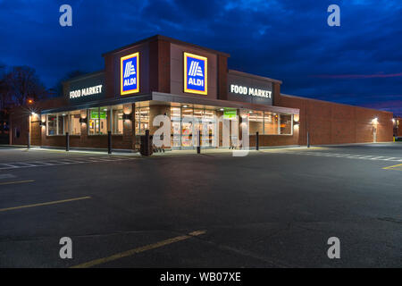 YORKVILLE, NEW YORK - APR. 21, 2019: Aldi fruttivendolo. Aldi è un sconto globale della catena di supermercati di base in Germania. Foto Stock