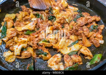 Dakgalbi di stile Coreano stir-fritto di pollo con verdure e salsa piccante Foto Stock