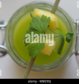 London, Regno Unito - Agosto 2019 - antipasto - Ananas & cetriolo Shot - tè del pomeriggio nel salotto di Wellington all'InterContinental, Park Lane Foto Stock