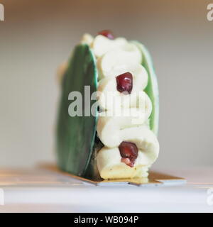 London, Regno Unito - Agosto 2019 - Dessert - rotolo di Pistacchio spugna con confit di melograno & Pistacchio Dolce Chantilly - tè del pomeriggio nel Bagno a Ripoli Foto Stock