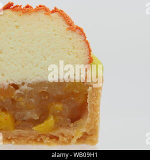 London, Regno Unito - Agosto 2019 - Dessert - verbena del limone Mousse Tart con una lenta cottura conserva di pesche Dessert - il tè del pomeriggio nel salotto di Wellington Foto Stock