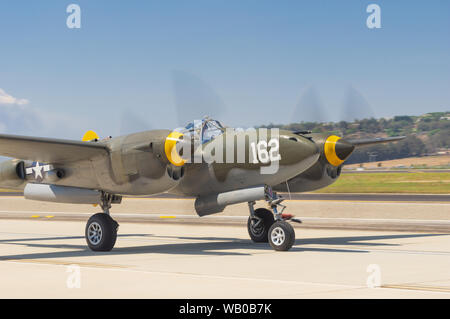 Lockheed P-38 Lighting mostrato durante una dimostrazione di volo all'aeroporto Camarillo in California. Foto Stock