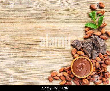 Naturale polvere di cacao, cioccolato e cacao in grani su uno sfondo di legno Foto Stock