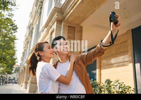 Turisti felici di prendere foto di se stessi Foto Stock