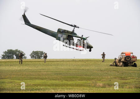 Membri del 54th elicottero Squadron e 91Missile delle forze di sicurezza Squadron tactical response force team eseguire una dimostrazione durante il quinto gruppo di bombardamento 100esimo anniversario open house a Minot Air Force Base in North Dakota, Agosto 17, 2019. La celebrazione ha presentato alcune del Team Minot di varie attività, compresi la cinquantaquattresima HS, 91MSFS e quinta delle forze di sicurezza Squadron. (U.S. Air Force foto di Senior Airman Jonathan McElderry) Foto Stock