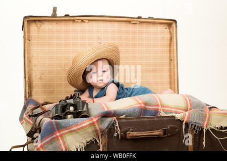 Avendo divertimento. Infanzia la felicità. Foto-giornalista. Sweet Little baby. La vita nuova e la nascita. La famiglia. Prodotti per la cura del bambino. Piccola ragazza in valigia. Il viaggio e Foto Stock