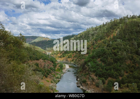 Foto del fiume Sacramento durante le escursioni nel Sacramento River Trail in California Foto Stock