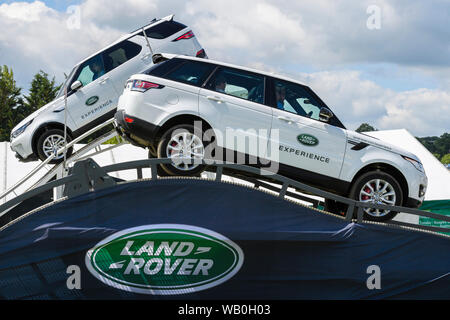 Land Rover (Range Rover & scoperta) guida su alta emozionante discesa ripida - Land Rover Experience corso di visualizzazione grande spettacolo dello Yorkshire, Inghilterra, Regno Unito Foto Stock