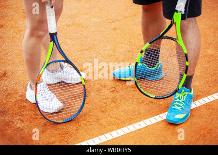 Primo piano dei giocatori di tennis holding racchette pronti a giocare a tennis. Foto Stock