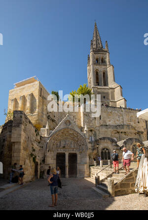 St Emilion, Francia - 8 Settembre 2018: monolitico chiesa e torre campanaria in Saint Emilion. La Francia. St Emilion è villaggio francese famoso per la excell Foto Stock