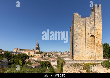 La torre di Roy a Saint Emilion, Francia. St Emilion è una delle principali aree vinicole del vino rosso di Bordeaux e destinazione turistica molto popolare. Foto Stock