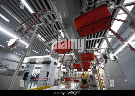 (190823) -- PECHINO, Agosto 23, 2019 (Xinhua) -- Foto scattata il 13 giugno 2019 illustra la linea di produzione di Ningbo Cixing Co., Ltd. in Ningbo, Cina orientale della provincia di Zhejiang. (Xinhua/Xu Yu) Foto Stock