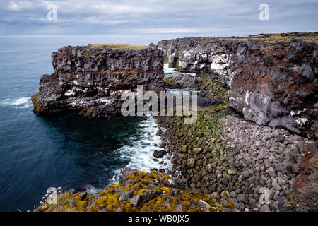 Vista drammatico di ripida costa rocciosa linea bluff a Snaefellsnes; Islanda Foto Stock
