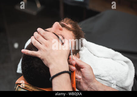 Per lo styling della barba e tagliare. Vicino la foto ritagliata di un design di una barba. In modo elegante e alla moda! Pubblicità e Barber shop concept Foto Stock