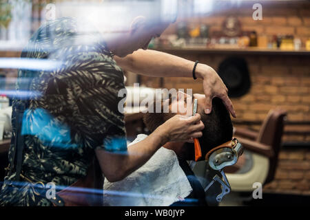 Per lo styling della barba e tagliare. Vicino la foto ritagliata di un design di una barba. In modo elegante e alla moda! Pubblicità e Barber shop concept Foto Stock