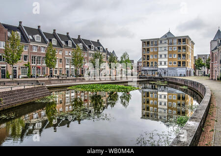 Helmond, Paesi Bassi, Agosto 16, 2019: case costruire in un stile neoclassist nel quartiere postmoderna Brandevoort riflettono nello stagno su cento Foto Stock
